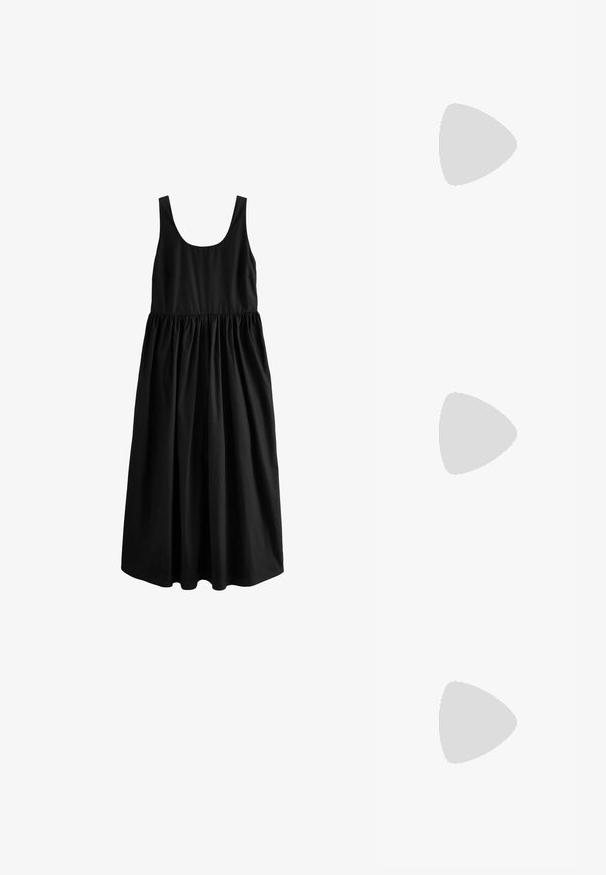 Next SUMMER - REGULAR FIT - Velika haljina - black; Crne lakirane kožne sandale s otvorenom petom i špicastim vrhom, s geometrijskom blok petom. Imaju elegantan, minimalistički dizajn i glatku teksturu.; Crna kožna torba s lukovitim oblikom, odvojivim remenom i zlatnim detaljima. Torba ima preklop s kopčom.; Zlatne okrugle naušnice s glatkom, sjajnom završnom obradom. Imaju polukružni oblik i sigurni sistem kopčanja na post.
