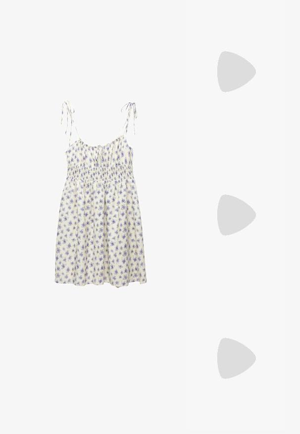Abito estivo floreale di crema con fiori viola. Spalline regolabili con nodo, corpetto smock elastico e gonna fluida. Tessuto leggero.; Cropped top a quadretti blu e bianchi realizzato in tessuto leggero. Presenta una scollatura a forma di U, un legaccio regolabile e texture arricciate.; Scarpe sportive blu in suede con dettagli bianchi a strisce, suola in gomma e colletto imbottito per il comfort. Presentano un classico design con lacci.; Occhiali da sole con una montatura gialla traslucida e lenti verde scuro. Design angolare con aste larghe, indossati con una camicia bianca con accenti verdi.; Foulard nero con motivo floreale e foglie bianche, bordato da un design a pois. Tessuto morbido, forma quadrata, con dettagli intricati.