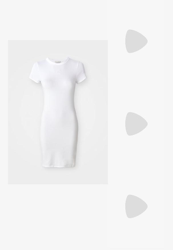 Rochie albă din bumbac cu mâneci scurte, croială ajustată și decolteu rotund. Prezintă un mic logo brodat pe piept.; Pantof cu toc mic, cu vârf ascuțit și slingback, realizat din piele netedă, având un design decupat pe lateral pentru respirabilitate.; Geantă de mână din piele neagră cu o finisare texturată, având două mânere superioare, o curea de umăr detașabilă și un detaliu cu închidere din argint.; Cercei rotunzi din argint cu un finisaj neted și strălucitor. Design ușor, având o formă rotundă și închidere cu tijă.