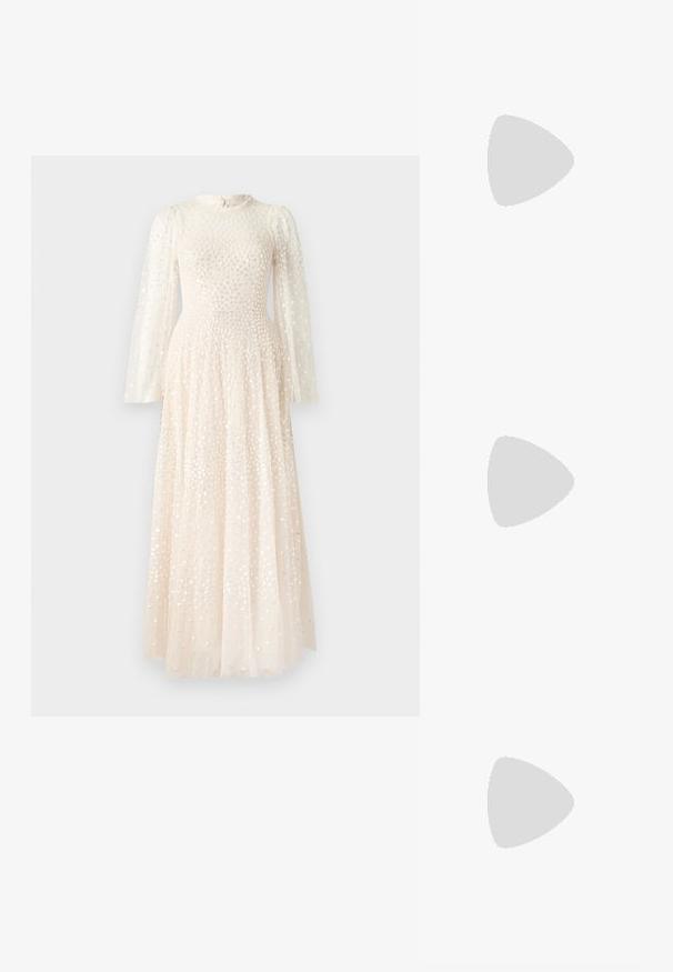 Needle & Thread SCATTER ROUND NECK GOWN - Ballkleid - off white; Goldene Sandalen mit Absatz und geknoteter Vorderseite,„plissierter“ Textur und Knöchelriemen. Der Blockabsatz hat ein gerippte Design, das den Halt verbessert.; Schwarze Leder-Halbmondtasche mit einem goldenen Hardware-Akzent und einem Reißverschluss. Über einem grauen Pullover quer über den Körper getragen.; Goldfarbene Ohrstecker mit Knoten in gedrehter Ausführung. Jeder Ohrstecker verfügt über eine runde, transparente Rückseite für sicheren Halt.