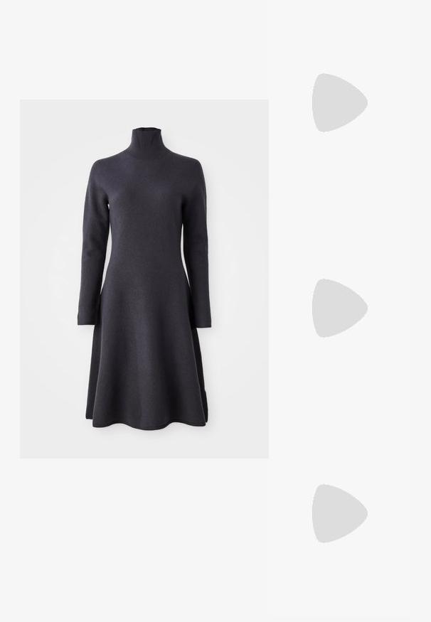 Dunkelgraues, langärmliges Kleid mit hohem Kragen. A-Linien-Silhouette, weiche Textur und ein Saum, der sich am Boden ausweitet.; Weiße Leder-Sneaker, niedrig geschnitten, mit glatter Textur, runder Zehenpartie, Schnür vorne und kleinem gesticktem Logo an der Seite.; Schwarze Leder-Halbmondtasche mit einem goldenen Hardware-Akzent und einem Reißverschluss. Über einem grauen Pullover quer über den Körper getragen.; Goldfarbene Ohrstecker mit Knoten in gedrehter Ausführung. Jeder Ohrstecker verfügt über eine runde, transparente Rückseite für sicheren Halt.