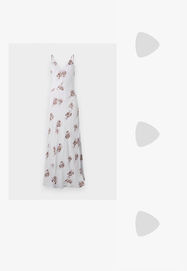 Lang hvit kjole med tynne stropper, med et blomster mønster i brune toner. Laget av glatt stoff, har den en V-hals og en flytende silhuett.; Sorte patentlær slingback-sko med spiss tå, detaljer i sølv og lav blokkheel. Glatt, skinnende tekstur gjennom hele.; Svart lær crossbody-veske med glatt tekstur, rektangulær form og metallkjede detaljer på framsiden. Justerbar stroppe inkludert.; Sølv dråpeøreringer med firkantet studs, med en glatt, polert overflate og en tåreformet design som reflekterer lys med en blank overflate.