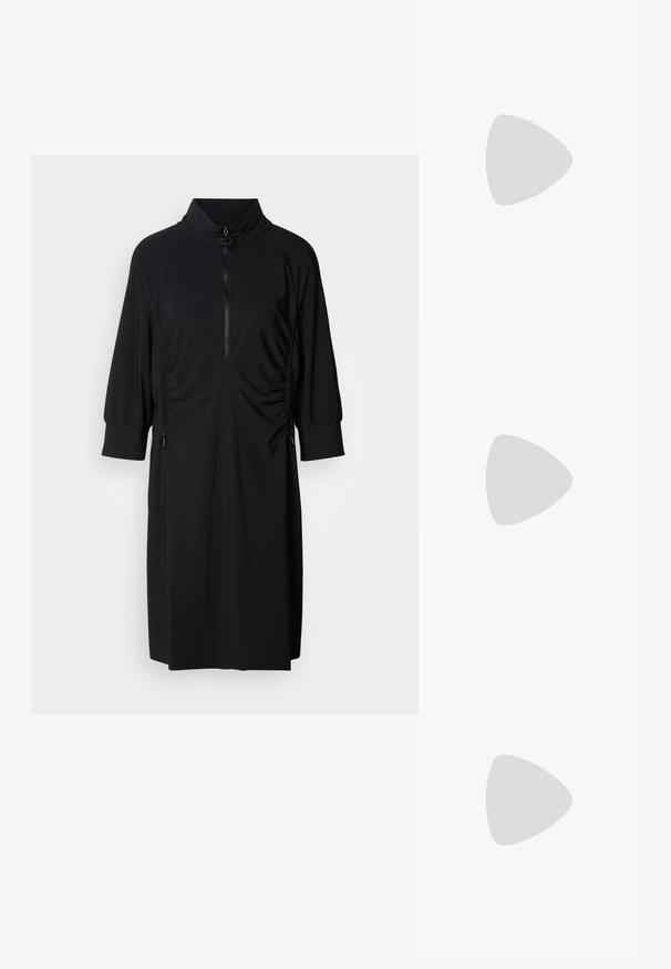 Zwarte jurk met een hoge kraag, halve rits aan de voorkant en tonale zijkreukels. Gemaakt van een gladde stof met gather mouwen en accenten.; Bruine kunststof slangenhuid haksandalen met een teensliperontwerp en een vierkante neus. De hak is ongeveer 5 cm hoog, met een gladde afwerking.; Zwarte leren clutch met een rechthoekige vorm, een gladde textuur, een platte klep als sluiting en een klein handvat aan de zijkant. Bevat een subtiel logo.; Zilveren metalen oorbellen met ronde vormen, een gepolijste afwerking en subtiele graveringen van het merk "BOSS" op de onderste secties.