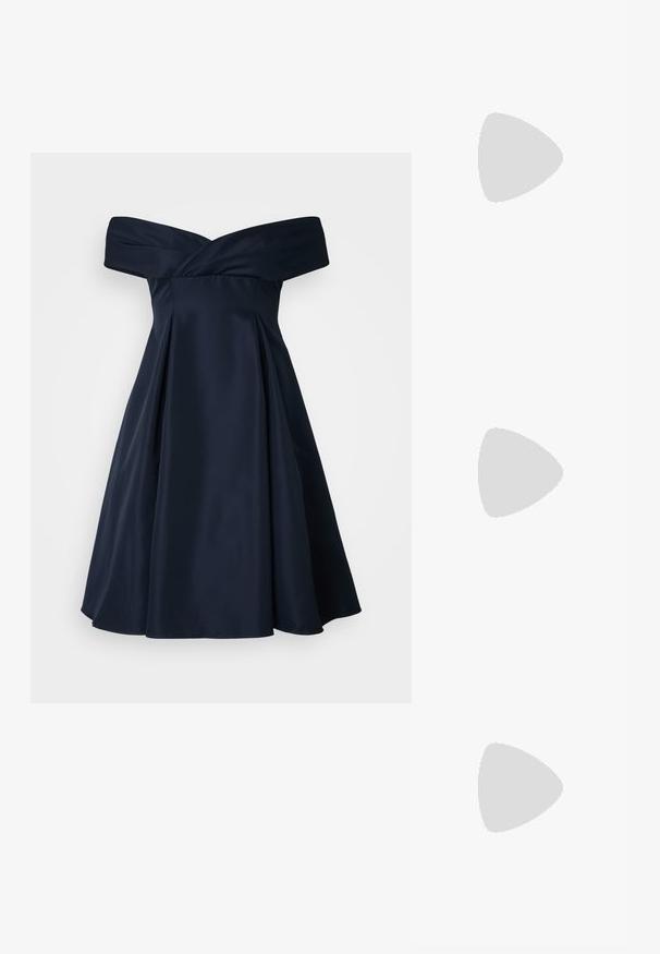 Vestido azul marinho de cetim, com alças caídas, corpete justo, saia plissada e uma textura suave. Design simples, sem padrões visíveis.; Sapatos de salto alto metálicos dourados, com biqueira em ponta e salto grosso. Textura suave, design minimalista e uma tira estreita.; Bolsa de couro preta com forma curva, alça destacável e detalhes em dourado. A bolsa possui uma aba com detalhe de fivela.; Brinco em metal dourado com um design elegante e curvo. Apresenta uma forma pontiaguda distinta, superfície polida e fecho por dobradiça.