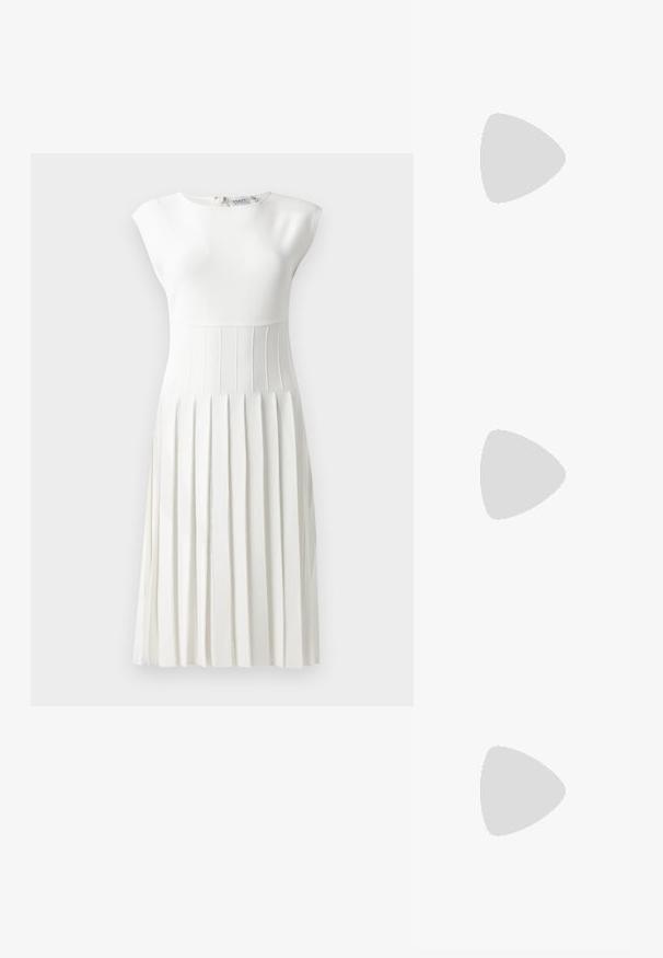 Weißes plissiertes Kleid mit formfittendem Oberteil, kurzen Ärmeln, strukturiertem Oberteil und schwingendem Rock. Reißverschlussdetail auf der Rückseite, glatte Stoffoberfläche.; Schwarze Lackleder Slingback-Absätze mit spitzem Zeh und kleinem Blockabsatz, ausgestattet mit einem silbernen Schnallenakzent am Riemen.; Schwarze Lederhandtasche mit geschwungener Form, abnehmbarem Tragegurt und goldenen Beschlägen. Die Tasche verfügt über einen Deckel mit einer Schnallen-Details.; Drei Ohrringpaare: große weiße Perlenstecker, goldene Creolen mit klaren Edelsteinen und zwei lange, gerade goldene Akzentohrringe mit funkelneden Details.