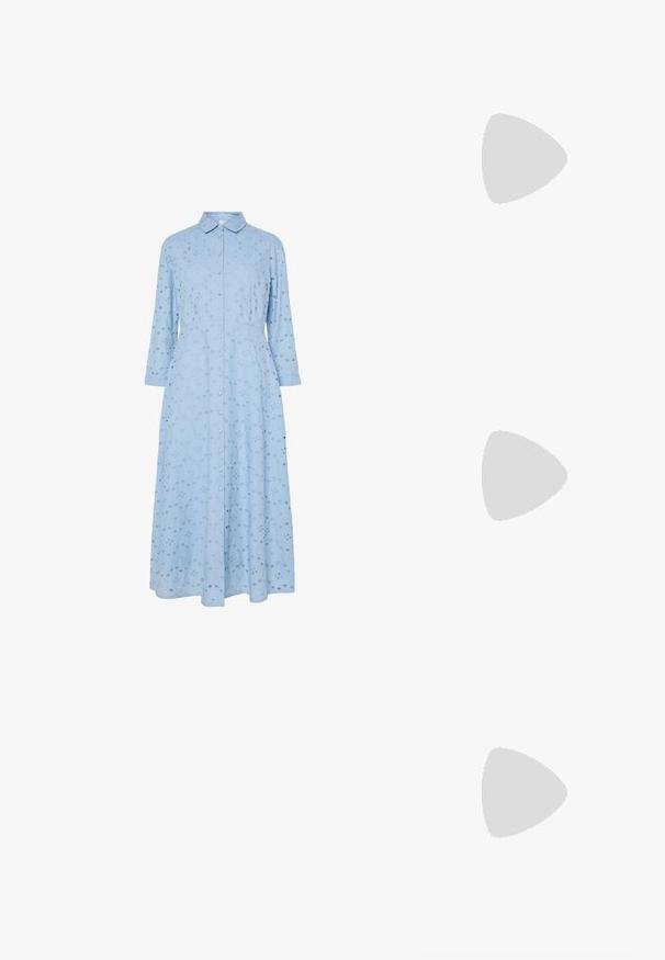 Robe bleu clair avec un col, des manches longues, un devant à boutons et des motifs découpés brodés sur tout le tissu. Silhouette en A.; Bottes de cow-boy en cuir marron avec un bout pointu et un talon bloc haut. Présente des motifs embossés et une tige haute.; Lunettes de soleil en écaille de tortue marron avec une forme vintage de lunettes cat-eye et des verres marron. Présente des branches courbées avec des accents rouges.; Boucles d'oreilles en or avec une finition lisse et brillante. Design circulaire présentant un petit clou et une attache transparente pour un port sécurisé.