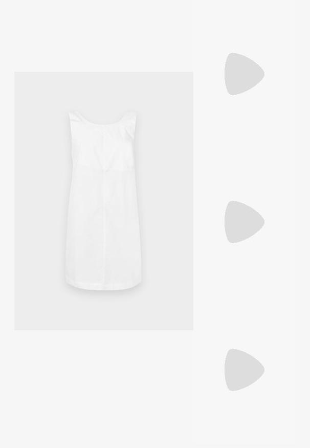 Vestido branco sem mangas, feito de algodão, com um decote redondo, corte até ao joelho e uma textura lisa e simples. Sem padrões ou detalhes.; Botim de tornozelo em pele sintética preta com bico apontado e salto bloco de altura média. Textura suave e design minimalista.; Óculos de sol oversized pretos com lentes degradê, armações grossas e detalhes em corrente dourada nas hastes.; Bolsa preta com forma estruturada, textura suave e um fecho metálico. Combinada com calças largas pretas e sandálias de salto aberto sobre um chão de madeira.