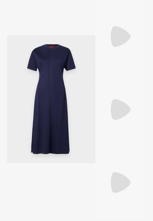 Navyblaues Kurzarmkleid aus Baumwolle, mit geradem Schnitt, Rundhalsausschnitt und kontrastierender Naht in der Mitte.; Weißes kurzärmliges T-Shirt aus geripptem Stoff. Runder Halsausschnitt, normale Passform und dezente Nähte. Keine Muster oder Grafiken.; Schwarze Leder-Ballettschuhe mit abgerundeter Spitze, glatter Textur, minimalen Nähdetails und einem flexiblen Sohlen-Design.; Braune Ledertasche mit Klappenverschluss, Beschlägen in Goldfarbe, einem Schultergurt und einer glatten Oberfläche. Kompakte rechteckige Form.
