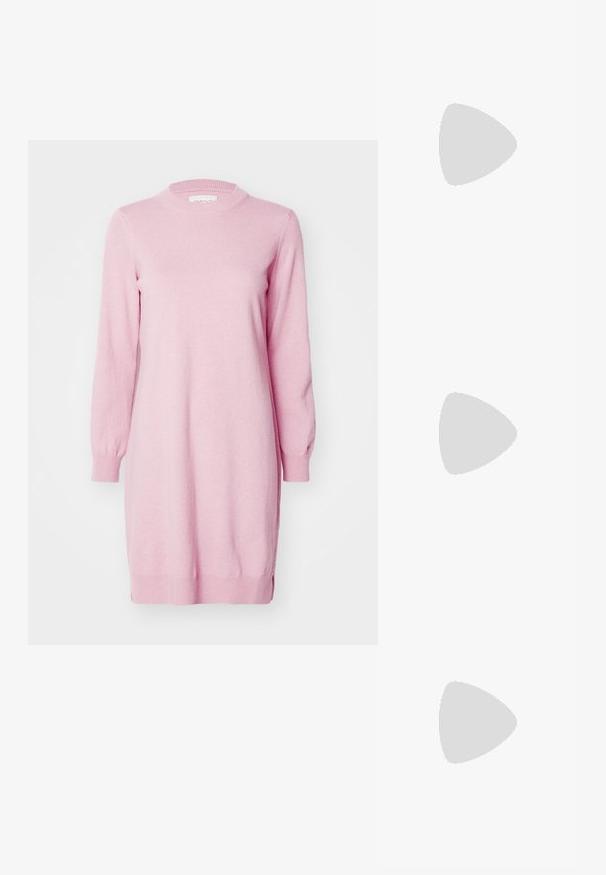 GANT DRESS - Svetríkové šaty - dusty pink; Čierne sandále na vysokom podpätku majú tenké remienky s uzlovým dizajnom, hladký štvorcový špičku a elegantný stiletto podpätok.; Svetlošedá metalická kabelka s reťazovým popruhom, ozdobená malými kruhovými kovovými štítkami a trojuholníkovým logom značky.; Strieborné kovové náušnice s hladkým tvarom kvapky a lesklým povrchom. Jemné rytiny pridávajú detail. Minimalistický dizajn.