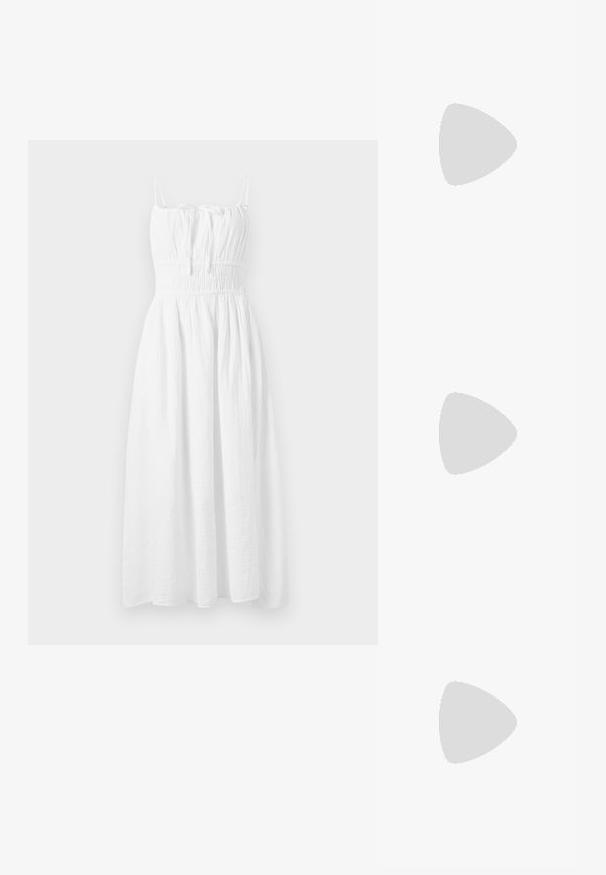 Hvit bomulls maksikjole med tynne stropper, en samlet bodice og smocket midje, med en flytende skjørt med folder.; Spiss-tå høyhælte sko med en fargekomposisjon av sølv, gull og nude. Glanset overflate med utskjæringsdesign, med en stiletto hæl.; Sølvfarget metallisk poseveske med en myk, avrundet form og en knyttet topplukking. Laget av glatt imitert skinn.; Sølv hoops øredobber med en tvistet design, som har en polert finish og bakstøtte. Mål omtrent 3 cm i diameter.