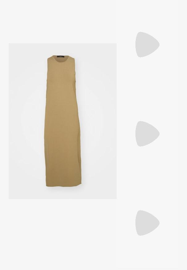 WEEKEND MaxMara ASTORIA - Robe fourreau - coloniale; Escarpin slingback en vernis noir avec un bout pointu, présentant un imprimé serpent texturé, une sangle réglable et un petit talon bloc texturé.; Sac en cuir texturé marron en bandoulière avec une sangle en chaîne dorée et une fermeture à rabat. L'avant présente un détail de logo et une poche sous le rabat.; Boucles d'oreilles créoles en ton or avec un design lisse et arrondi, dotées d'une fermeture en fil fin et d'une finition polie pour un aspect brillant.