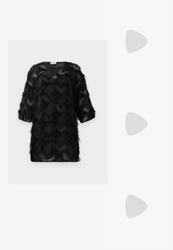 Zwarte doorschijnende blouse met driekwartmouwen, textuur in zigzagfranje patroon en een V-hals, weergegeven tegen een witte achtergrond.; Witte langslavige shirt gemaakt van katoen, met een klassieke kraag, knoopsluiting en een enkele borstzak aan de linkerkant.; Zwarte platform sandalen met een dikke blokhak, van glad leer, open teen ontwerp en een enkelband met een gouden gesp accent.; Beige handtas met textuur, verstelbare schouderriem, twee voorvakken beveiligd met gespen en accenten van gouden hardware. Ritssluiting aan de bovenkant.