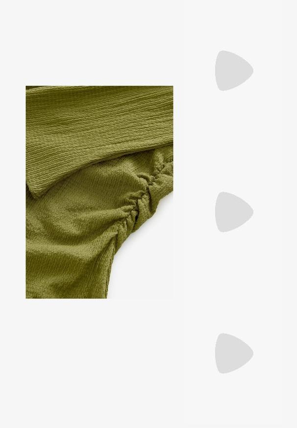 Texturerat olivgrönt tyg med ett vågigt mönster och samlade detaljer. Mjukt och något elastiskt, lämpligt för mångsidiga klädesplagg.; Svart lackläder slingbacksko med spetsig tå, ankelremmar med silverfärgade spännen och detaljer samt en smal klack.; Guldfärgad metallhandväska med en strukturerad design, slät textur och justerbar rem. Har en unik triangulär form och minimalistisk sömnad.; Örhängen i guldton med texturerade, vågiga former. Inkluderar skulpturala clip-on-stift och öppen hoop-design med hamrad finish.