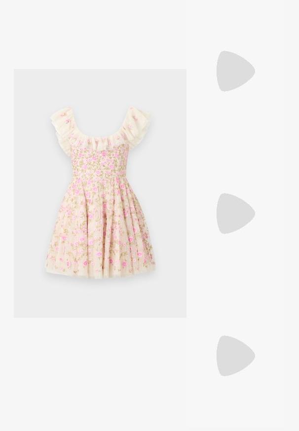 Kremna obleka z rožnim vezenjem, ki vključuje nabran rokav, roza cvetje in razširjen krilo. Narejena iz lahkega materiala.; Bež sandale na visoki peto s izostrenim nosom, tankimi križnimi naramnicami in kratkim stiletto peto. Gladek material z zasebnimi zlatimi detajli.; Rjavi gradient sončna očala s prozornim roza okvirjem, kvadratne oblike in tankimi kovinskimi ročaji. Imajo zaobljene robove in minimalne detajle.; Bežna nubuk torba s zlatim lancem, strukturirane pravokutne forme, prošivene detalje i zlatni logotip na prednjoj strani.