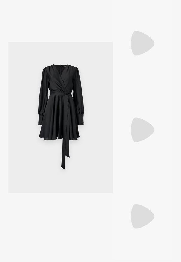 Robe noire à manches longues, en satin doux, avec corsage ajusté, jupe évasée et une ceinture assortie. Détails en boutons sur les poignets.; Sandales à plateforme en suede noir avec un talon carré, dotées de sangles croisées et d'une sangle cheville avec boucle pour un maintien sécurisé.; Pochette métallique argentée avec un design d'enveloppe angulaire, texture lisse et couleur intérieure contrastante, tenue dans une main portant un manteau noir.; Boucles d'oreilles en argent en forme de créoles avec un design torsadé, dotées d'une finition polie et d'une fermeture à poussoir. Mesurent environ 3 cm de diamètre.