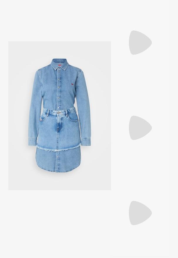 Vaaleansininen farkkumekko, jossa on nappikaulus, pitkät hihat ja repaleinen helma. Mekossa on istuva vyötärö ja sivutaskut.; Musta, kärjeltään terävä slingback-kengä, jossa on matala korko. Kengässä on sileä nahkamateriaali ja sivuilla leikkaukset hengittävyyttä varten.; Musta nahkainen olkalaukku, jossa on pehmeä rakenne, kolmion muoto ja säädettävä hihna, yhdistettynä vaaleansiniseen raidalliseen paitaan ja valkoisiin housuihin.; Kulta-toned korvakorut, joissa on puolikuun muoto, kiillotettu pinta ja sarana-closure. Sujuva rakenne ja heijastava pinta parantavat näkyvyyttä.