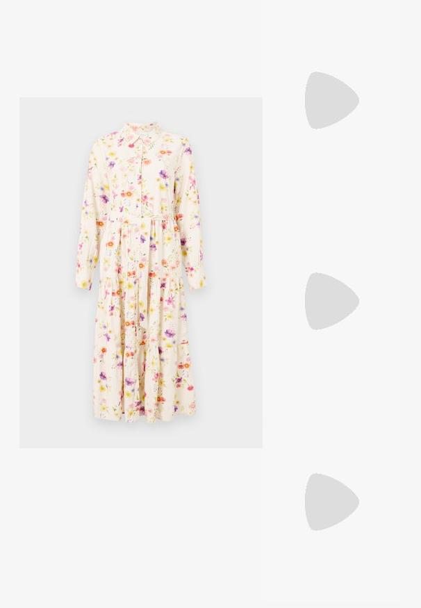 Rochie florală cu mâneci lungi, guler, față butonată și fustă în straturi. Materialul are un model floral pastelat pe un fundal crem.; Pantofii slingback din piele lăcuită neagră, cu vârf ascuțit, bretele pentru gleznă cu catarame și accesorii din argint, și un toc subțire.; Geantă de mână în formă de inimă, metalică, argintie, cu două mânere, bretele din lanț și o textură netedă. Dispune de accesorii metalice și margini cusute.; Cercei aurii cu forme texturate și ondulate. Include studs sculpturale cu clip și un design de cerc deschis cu un finisaj cioplit.