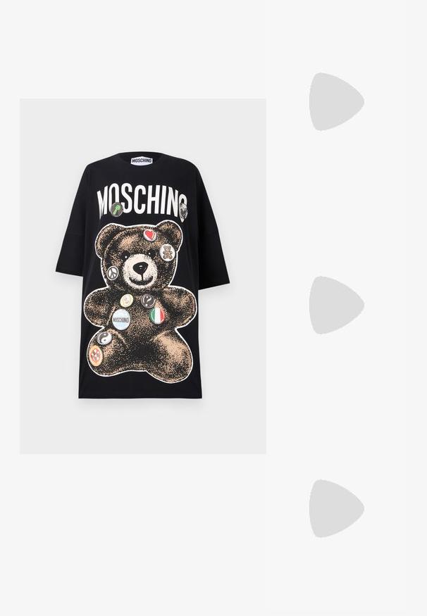 Μαύρη μπλούζα T-shirt με μεγάλη εικόνα ενός καφέ αρκουδάκι, στολισμένη με διάφορες κυκλικές ετικέτες και τη λέξη "MOSCHINO" με έντονα λευκά γράμματα.; Μαύρο ριμπ αμάνικο μπλουζάκι με στρογγυλή λαιμόκοψη και刺刺κρόσια λογότυπο σε λευκό. Ο ύφασμα έχει λεία υφή με εφαρμοστή γραμμή.; Μαύρη ankle μποτάκια από γυαλιστερό δέρμα, με κομψό σχέδιο, μυτερή μύτη και μεσαίο τετράγωνο τακούνι για σταθερότητα.; Γυαλιά ηλίου σε χελώνα με οβάλ σκελετό και πράσινους φακούς. Διαθέτουν λεπτά βραχίονες με μεταλλική λεπτομέρεια κοντά στις αρθρώσεις.