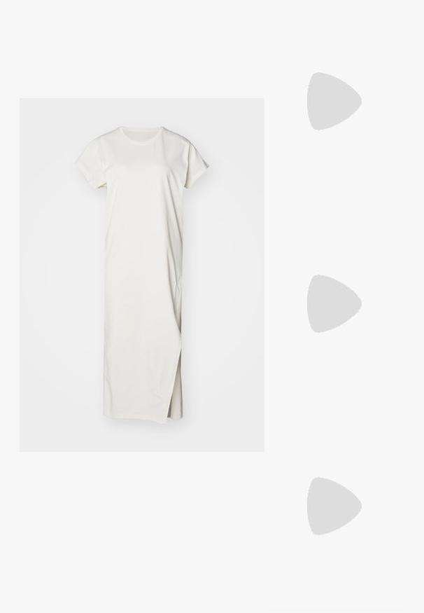 Iro LITONYA - Robe en jersey - cloudy white; Tory Burch GEORGIA SLINGBACK - Escarpins - perfect black; Soeur SAUDADE MINI - Sac à main - naturel/marron; Tory Burch KIRA FLOWER STUD EARRING - Boucles d'oreilles - gold-coloured/black