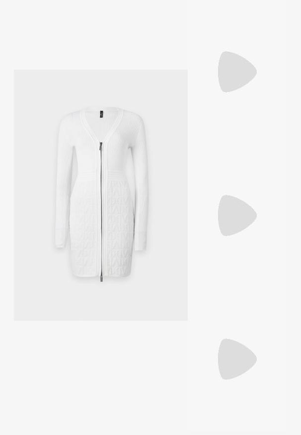 Robe tricotée blanche avec fermeture éclair à l'avant, présentant une texture côtelée sur les manches et un bas à motifs. Design simple et ajusté dans l'ensemble.; Slingback noir à bout pointu avec un petit talon, en cuir lisse et doté d'un design découpé sur le côté pour plus de respirabilité.; Sac à main en cuir noir avec une forme courbée, une poignée fine, une fermeture éclair en argent et le logo Calvin Klein à l'avant. Texture lisse et design minimaliste.; Trois anneaux en métal : un en or rose, un en or avec des accents texturés, et un en argent, tous avec une gravure de marque à l'intérieur de la bande.