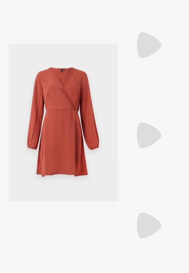 Rozsdabarna ruha hosszú, ballonujjú, átkötős dizájnnal, strukturált anyagból, díszes csipke szegéllyel a nyaknál.; Fekete lakk bőr, hegyes orrú slingback cipő, boka pántokkal, ezüst csatokkal és hardverelemekkel, valamint karcsú sarkú.; Fekete bőrtáska ívelt formával, levehető pánttal és arany színű fémrészekkel. A táskán egy csattal díszített fedél található.; Aranyszínű fülbevalók, texturált, hullámos formákkal. Tartalmazza a szobrászati klipszes studokat és az open hoop kialakítást, kalapácsos felülettel.
