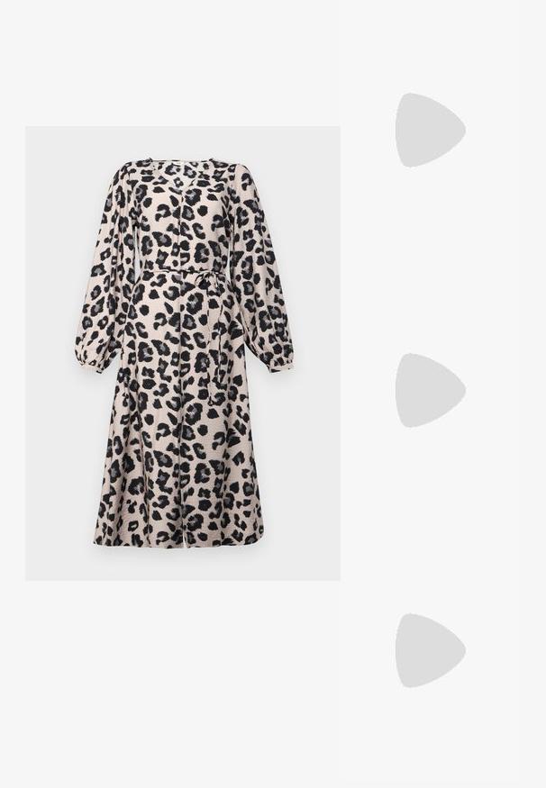 Vestido de padrão leopardo em bege com manchas pretas, mangas bufantes longas, um cinto amarrado na cintura e uma saia em A até ao joelho. Textura de tecido macio.; Saltos altos pretos com bico fino e atilho ajustável no tornozelo. Confeccionados em couro suave, apresentam um salto bloco robusto.; Saco hobo preto em pele com uma textura lisa, forma curva e uma única alça ajustável; apresenta uma abertura larga na parte de cima.; Brincos de argola prateados com um design arredondado e elegante, apresentando uma superfície lisa e sem adornos visíveis. Diâmetro não especificado.