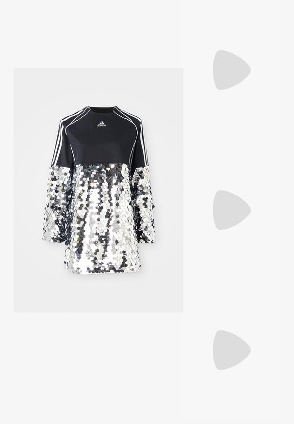 Melna Adidas ilga piedurkne augšdaļa ar baltām joslām un apmalēm, kurai apakšējā daļā un piedurknēs ir lieli spoži sudraba pērles.; Melnā patentēta ādas sandale ar norādītu purngalu, potītes siksniņām ar sudraba sprādzēm un aparatūru, kā arī smalku papēdi.; Zelta metāla somiņa ar strukturētu dizainu, gludu tekstūru un regulējamu siksniņu. Iezīmējas ar unikālu trīsstūrveida formu un minimālistisku šuvumu.; Zelta krāsas auskari ar teksturētām, viļņotām formām. Iekļauts skulpturāls piespraužams modelis un atvērta gredzenveida konstrukcija ar izsistām virsmām.
