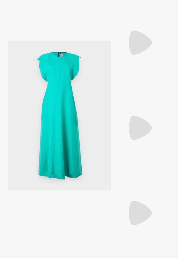 Tyrkysové dlhé šaty s krátkymi nazberanými rukávmi, vysokým výstrihom a hladkou textúrou. Obsahujú zips na chrbte a splývavý strih.; Biele sandále na vysokom opätku s hrubým podpätkom, s pruhovaným dizajnom a viazaním na členku. Hladký povrch s platformou vpredu pre zvýšenú výšku.; Anna Field 2 PACK - Fulár - dark blue/pink; Hnedá kožená kabelka cez telo s zakriveným tvarom, zlatými kovovými doplnkami a akcentom s prackou. Obsahuje odnímateľný ramenný popruh.