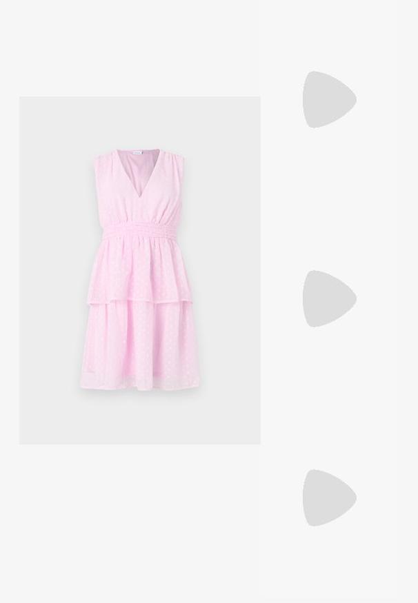 Rochie roz cu decolteu în V, fără mâneci, cu straturi suprapuse și puncte de polka texturate. Prezintă o talie strânsă pentru un aspect ajustat.; Sandale cu toc din piele patent neagră, cu vârful ascuțit și un toc mic bloc, având un accent cu cataramă argintie pe curea.; Geantă din piele neagră, cu o formă curbată, curea detașabilă și accesorii aurii. Geanta are un capac cu un detaliu tip cataramă.; Cercei aurii cu forme texturate și ondulate. Include studs sculpturale cu clip și un design de cerc deschis cu un finisaj cioplit.