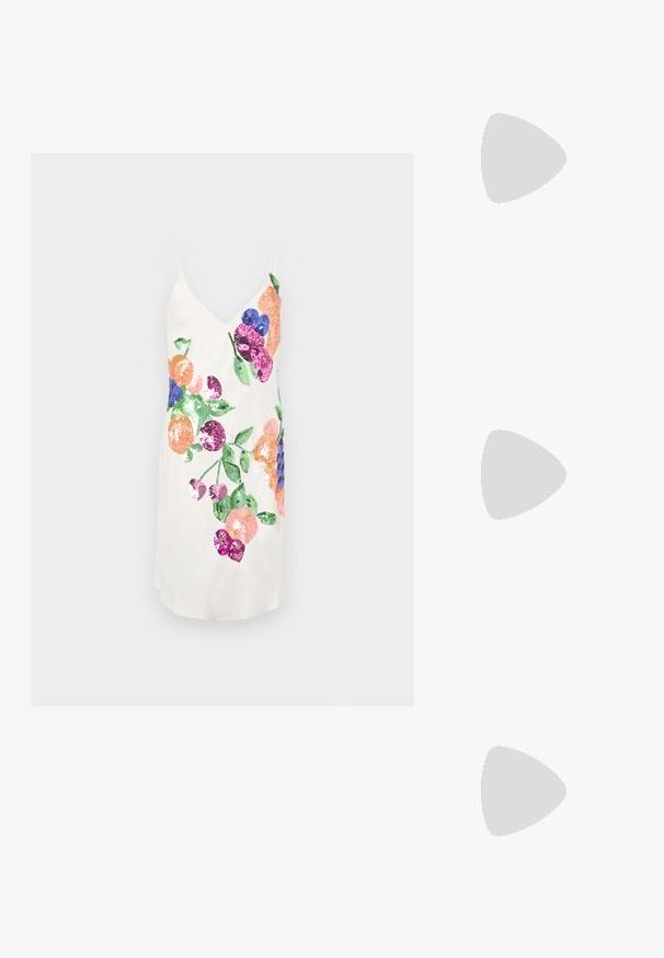 Rochie albă fără mâneci, cu decolteu în V, decorată cu modele de paiete florale multicolore în roz, portocaliu, albastru și verde pe față.; Sandale negre cu toc înalt au curele subțiri cu un design legat, un vârf pătrat neted și un toc stiletto elegant.; Geantă metalică gri deschis, cu un strap din lanț, decorată cu mici ținte circulare metalice și un logo de marcă triangular.; Cercei rotunzi din argint cu un finisaj neted și strălucitor. Design ușor, având o formă rotundă și închidere cu tijă.