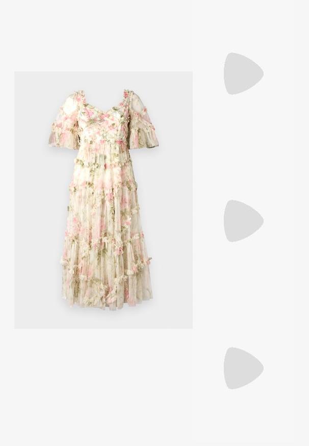 Maxi-jurk van doorschijnende bloemstof met gelaagde ruches. Heeft korte mouwen, zachte roze bloemen op een crèmekleurige achtergrond en een getailleerde top.; Beige espadrille met een canvas bovenwerk, een gestructureerde geweven hak en een gevlochten juten zool; heeft een gestrikte enkelband voor een veilige pasvorm.; Loeffler Randall PLEATED FRAME WITH BOW - Clutch - gold-coloured; Gouden metalen oorbellen in de vorm van een gebogen, verlengde hoop. Kenmerkend zijn het gladde, glanzende oppervlak en de afgeronde punt voor extra detail.