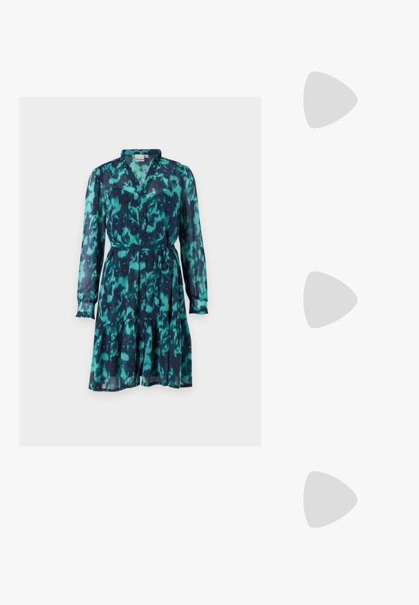 ICHI FLORRO  - Marškininė suknelė - green/blue; Juodi patentinio odos slingback aukštakulniai su smailiu pirštu, apvaliu išpjovimu ir blokiniu kulnu. Papuošti auksiniu juostos akcentu.; Juodos didelės saulės akinių su pereinamais objektyvais, storomis rėmeliais ir auksinės spalvos grandinėmis ant šventyklų.; Juodas rankinė struktūrizuota forma, lygi tekstūra ir metalinis užsegimas. Suporuota su plačiomis juodomis kelnėmis ir atvirais bateliais ant medinių grindų.