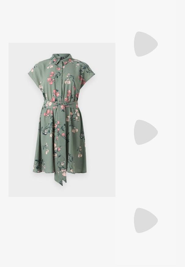 Vestido camisa em tecido verde com estampa floral em rosa e verde escuro. Apresenta mangas curtas e um detalhe de cintura atada.; Sandy em verniz preto com salto slingback, ponta afilada e salto geométrico. Apresenta um design elegante e minimalista com textura suave.; Bolsa amarela em pele de crocodilo falsa, com um design estruturado, pega no topo, alça de corrente removível e decoração de cristal no fecho.; Brincos em tom de ouro com formas onduladas e texturizadas. Inclui studs escultóricos com presilha e um design de argola aberta com um acabamento martelado.