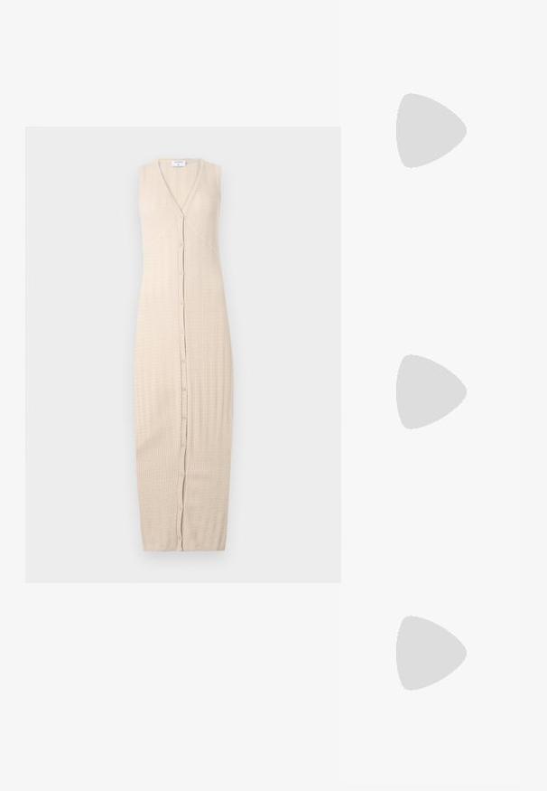 Beiges gestricktes Kleid mit V-Ausschnitt, ärmellosem Design und durchgehender Knopfleiste. Der Stoff hat ein strukturiertes Muster und eine bodenlange Silhouette.; Schwarze Leder-Ballettschuhe mit abgerundeter Spitze, glatter Textur, minimalen Nähdetails und einem flexiblen Sohlen-Design.; Schwarze Leder-Eimerhandtasche mit strukturierter Oberfläche, goldenen Hardware-Akzenten und offenem Design. Verfügt über einen kurzen Griff und einen verstellbaren Schultergurt.; Ein Paar unregelmäßige, oval geformte Ohrringe aus goldfarbenem Metall mit einer strukturierten, leicht gehämmerten Oberfläche auf weißem Hintergrund.