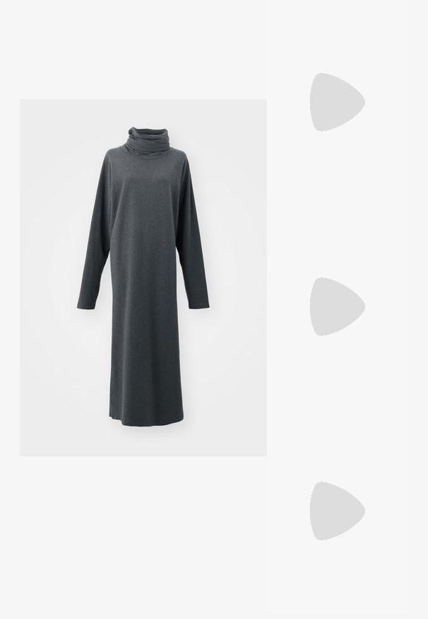 Dlhé, tmavosivé šaty vyrobené z mäkkej tkaniny. Majú kapucňový výstrih a dlhé rukávy. Rovný strih s minimalistickým dizajnom.; Elleme ASYMMETRIC STRAP - Šľapky na opätku - white; Biela textúrovaná kabelka na ruku s nariaseným dizajnom, s zlatým reťazovým popruhom. Hladký povrch s jemnými vlnkami a zaoblenými hranami.; Strieborné náušnice s vlnitým, abstraktným dizajnom zdobené malými, iskriacimi kryštálmi. Zabezpečené zapínanie na postrannú sponu.