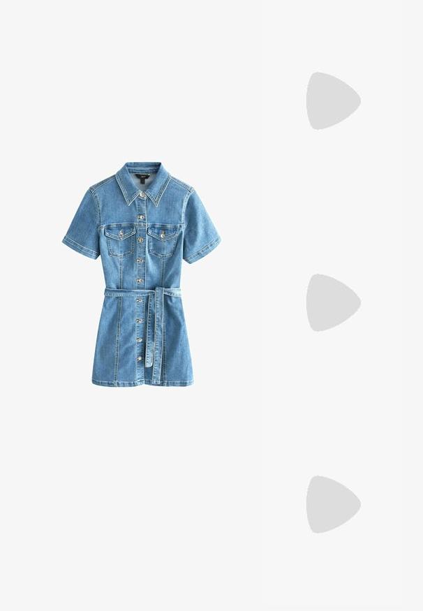 Rochie din denim cu mâneci scurte, guler, două buzunare frontale, închidere cu nasturi și centură. Prezintă un material de culoare albastru deschis cu cusături contrastante.; Top negru fără mâneci, cu un gât înalt, dintr-un material ușor, cu o croială lejeră și un tiv asimetric, mai lung în spate.; Adidași negri din pânză cu șireturi albe, vârf alb din cauciuc și o talpă medie groasă albă. Prezintă cusături subtile albe și o talpă din cauciuc.; Ochelari de soare negri, cu ramă rectangulară, lentile întunecate, finisaj lucios, brațe late și un design masiv. Numele mărcii gravat pe una dintre brațe.