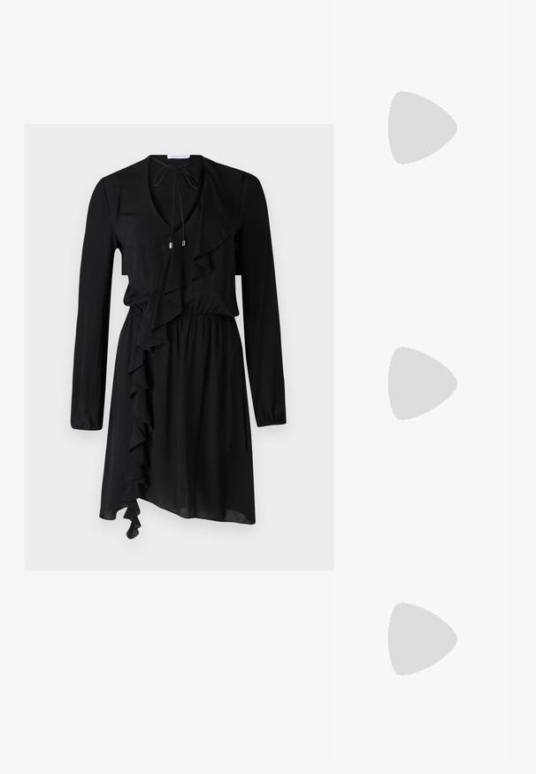 Patrizia Pepe ABITO DRESS - Dnevna obleka - nero; Črne usnjene balerinke, koničast toe, minimalističen dizajn, gladka tekstura, nizka peta, brez vidnih kovinskih delov ali okraskov.; Črna usnjena torba čez ramo z gladko teksturo, pravokotno obliko in kovinskim verižnim detajlom spredaj. Vključena je nastavljiva naramnica.; Zlati uhani v obliki obroča z teksturiranim dizajnom in tremi prozornimi kristalnimi poudarki na eni strani, ki ponujajo sodoben geometrijski estetski videz.