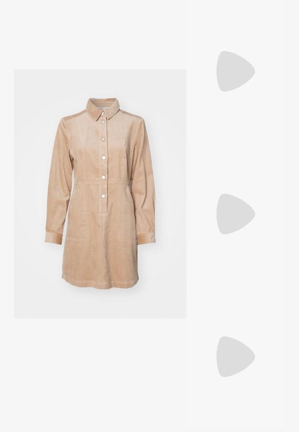 Beiges Corduroy-Kleid mit kragenförmigem Ausschnitt, Knopfleiste, langen Ärmeln und zwei Fronttaschen. Besitzt eine vertikale Rippstruktur.; Schwarze Leder-Cowboy-Stiefel mit spitzem Zeh, dekorativer Stickerei und goldfarbenen Nieten entlang der Sohle. Niedriger Blockabsatz.; Schwarze Leder-Umhängetasche mit weicher Textur, dreieckiger Form und verstellbarem Tragegurt, kombiniert mit einem hellblauen gestreiften Hemd und weißen Hosen.; Silberne Creolen mit einer glatten, glänzenden Oberfläche. Abgerundete Form, leichtes Design, mit einer Steckverschluss. 