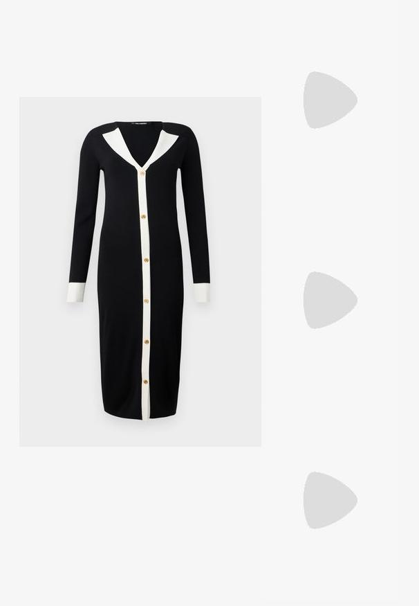 Dolga črna obleka z belim ovratnikom in gumbnim zapenjanjem, z dolgimi rokavi in zlatimi gumbi spredaj, gladka tekstura.; Črne čevlje s koničastimi nosovi in slingback obliko z nizko peto, izdelane iz gladke usnjene materiale ter s črtasto zasnovo na strani za prezračevanje.; Črna torbica z dvema kratkima ročajema in odstranljivim naramnim trakom. Gladek usnju podoben material z zadrgo in podrobnostmi z logotipom.; Srebrni uhani v obliki obroča z gladkim, ukrivljenim oblikovanjem. Imajo sijajno kovinsko površino in zapiranje na žebljiček. Brez vidnih vzorcev ali dodatkov.