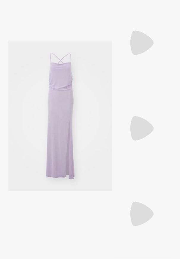 Rochie lungă lavandă cu bretele subțiri, croi lejer, bust plisat și deschidere pe lateral. Textură netedă, design minimalist și culoare uniformă.; Sandale cu toc din piele patent neagră, cu vârful ascuțit și un toc mic bloc, având un accent cu cataramă argintie pe curea.; Geantă din piele neagră, cu o formă curbată, curea detașabilă și accesorii aurii. Geanta are un capac cu un detaliu tip cataramă.; Cercei aurii cu forme texturate și ondulate. Include studs sculpturale cu clip și un design de cerc deschis cu un finisaj cioplit.