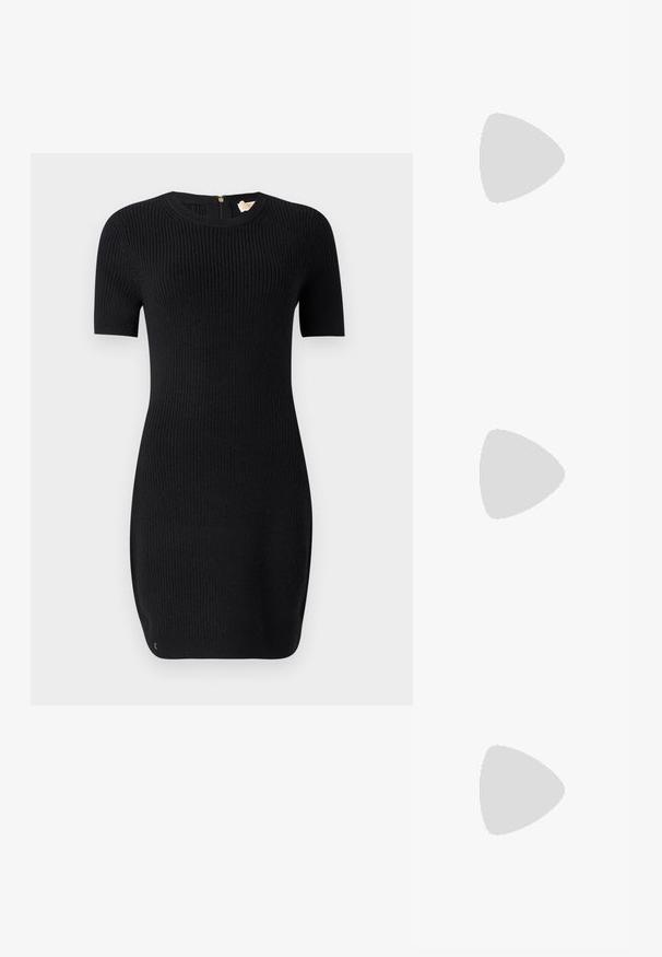 Robe noire en tricot avec une texture côtelée, manches courtes et col rond. Elle possède une fermeture éclair dans le dos et a une coupe ajustée.; Escarpin slingback en vernis noir avec un bout pointu, présentant un imprimé serpent texturé, une sangle réglable et un petit talon bloc texturé.; Sac en cuir noir porté en travers avec deux poches avant, boucles dorées, fermeture zippée et une sangle fine. Surface texturée et forme rectangulaire compacte.; Boucles d'oreilles en métal doré en forme d'anneau, avec une forme courbée et allongée. Elles présentent une surface lisse et brillante avec une pointe arrondie pour un détail supplémentaire.