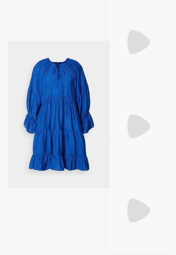 Blå, flerdelad klänning med rund halsringning, puffärmar och en samlad midja. Tillverkad av textil med en mjuk lyster.; Vit remsandaler med hög klack, platt tårbas, strukturerad framdel med rynkade detaljer och en smal vristrem.; Metallisk silverfärgad bucket-väska med en strukturerad yta, prydd med ett silverfärgat runt handtag och dragsko-stängning, hålls mot ljusblå jeans.; Silverörhänge med polerad yta, med små detaljer i guld och rund form, bärs på loben.