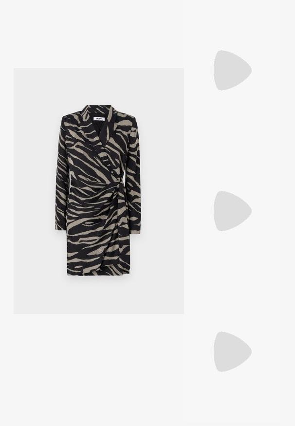 Schwarzes Wickelkleid mit einem Zebramuster in Beige. Lange Ärmel und ein geraffter Taillendetail ergänzen das Design.; Schwarze, hochhackige Sandalen mit dünnen Riemen und einem geknoteten Design, einer glatten, rechteckigen Zehenpartie und einem eleganten Stiletto-Absatz.; Hellegraue metallische Handtasche mit einer Kettenriemen, verziert mit kleinen kreisförmigen metallic Nieten und einem dreieckigen Markenlogo.; Silberne Creolen mit einer glatten, glänzenden Oberfläche. Abgerundete Form, leichtes Design, mit einer Steckverschluss.