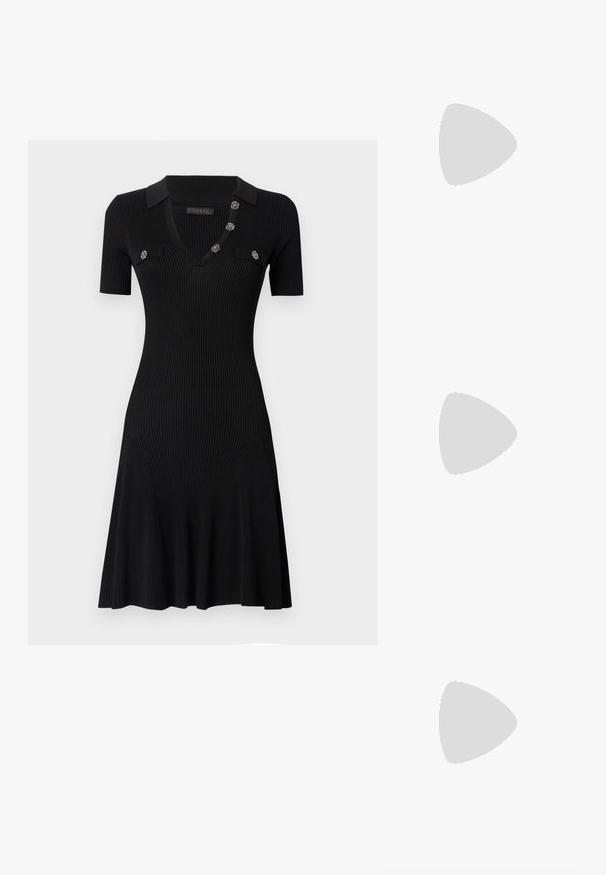 Vestito nero a costine con maniche corte, scollo a V e colletto piccolo. Presenta bottoni decorativi sulla parte anteriore e una gonna svasata.; Sandali neri con tacco alto presentano sottili cinturini con design annodato, una punta quadrata liscia e un elegante tacco a spillo.; Borsa a mano metallica grigia chiara con tracolla a catena, impreziosita da piccoli chiodi metallici circolari e da un logo triangolare del marchio.; Orecchini a cerchio in argento con una finitura liscia e lucente. Forma arrotondata, design leggero, con chiusura a perno.