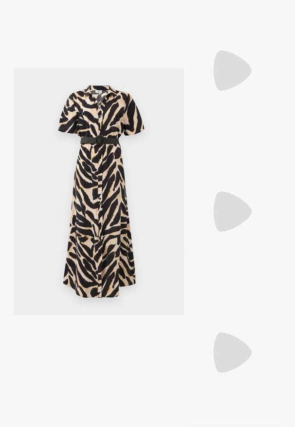 Pitkä nappikiinnitysmekko, jossa on musta ja beigen eläinkuoski, lyhyet hihat ja musta vyö, jossa on pyöreä solki vyötäröllä.; Musta patenttinen nahkainen slingback-kengät, joissa on terävä nenä, nilkkahihnat hopeisilla soljilla ja varusteilla sekä hoikka korko.; Kultainen metallinen käsilaukku, jossa on jämäkkä muotoilu, sileä pinta ja säädettävä olkahihna. Sisältää ainutlaatuisen kolmiomaisen muodon ja minimalistisen tikkaustyylin.; Korukultainen korvakorut, joissa on teksturoituja, aaltoilevia muotoja. Mukana on veistokselliset klipsikorvakorut ja avoin rengasmalli, jossa on vasaroitu pinta.
