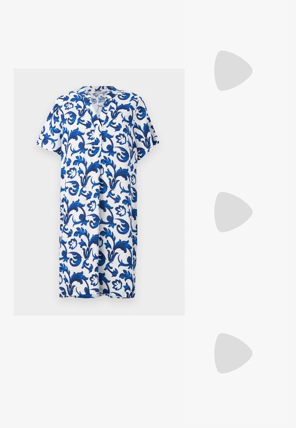 Vestido de manga curta, até ao joelho, com decote em V, apresentando um padrão floral azul sobre um fundo branco, feito de um tecido leve.; Sapato de salto alto com bico fino, em tons de prata, dourado e nude. Acabamento brilhante com design recortado, apresentando um salto stiletto.; Saco metálico prateado com uma forma suave e arredondada e um fecho em topo atado. Feito de material de imitação de couro suave.; Brincos de argola prateados com um design torcido, apresentando um acabamento polido e fecho tipo post. Medem aproximadamente 3 cm de diâmetro.