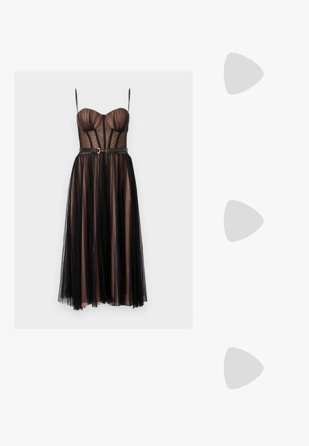 Abito da sera nero in tulle senza spalline con uno strato sottostante color nude, corpetto in pizzo trasparente, coppe strutturate e una sottile cintura nera in vita.; Sandali neri con tacco alto presentano sottili cinturini con design annodato, una punta quadrata liscia e un elegante tacco a spillo.; Borsa a mano metallica grigia chiara con tracolla a catena, impreziosita da piccoli chiodi metallici circolari e da un logo triangolare del marchio.; Orecchini a cerchio in argento con una finitura liscia e lucente. Forma arrotondata, design leggero, con chiusura a perno.
