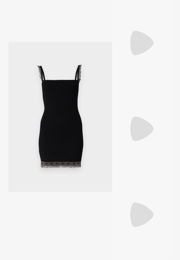 Vestido preto com nervuras, featuring alças finas e uma bainha decorativa com franjas e um detalhe metálico. O design é justo ao corpo e de comprimento médio.; Sandy em verniz preto com salto slingback, ponta afilada e salto geométrico. Apresenta um design elegante e minimalista com textura suave.; Bolsa de couro preta com forma curva, alça destacável e detalhes em dourado. A bolsa possui uma aba com detalhe de fivela.; Os brincos em forma de coração prateados apresentam pedras claras facetadas, com uma moldura texturizada. O conjunto inclui estilos de botão e de gota.