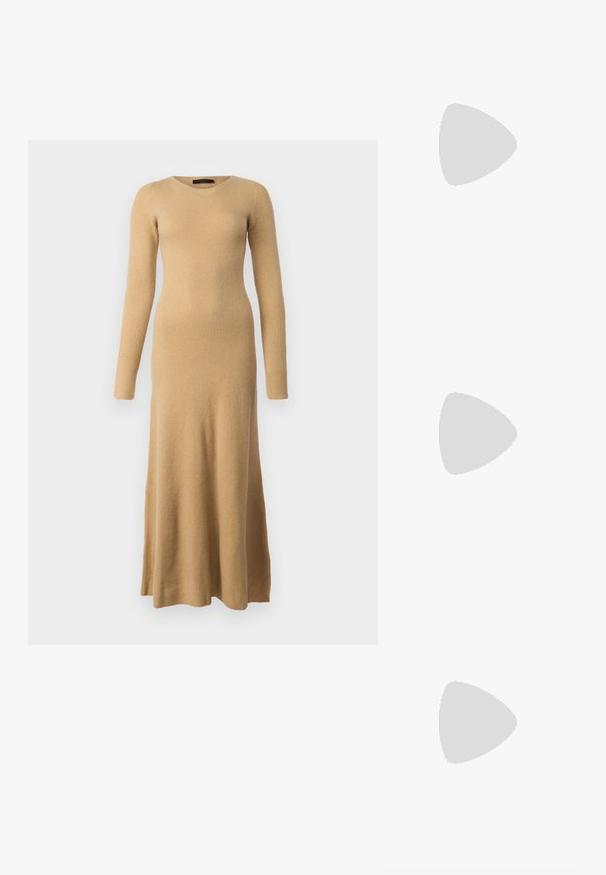 Abito a maniche lunghe in maglia a coste di colore beige chiaro, caratterizzato da una scollatura tonda e una silhouette aderente che si allunga fino al pavimento.; Scarpa slingback nera con punta affilata e tacco basso, realizzata in pelle liscia e con un design a taglio laterale per favorire la traspirabilità.; Borsa nera con doppi manici corti e tracolla removibile. Materiale simile alla pelle liscia con chiusura a zip e dettaglio del logo.; Orecchini a cerchio argentati con un design liscio e curvo. Presentano una finitura metallica lucida e una chiusura a perno. Nessun motivo o accentuazione visibile.