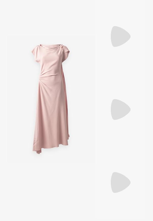 Roze maxi-jurk met korte mouwen, een gerimpeld zijdetail en een vloeiende silhoeet in een gladde stof met een lichte glans.; Zwart patent slingback hak met een spitse neus, voorzien van een gestructureerde slangenprint, verstelbare band en een korte, gestructureerde blokhak.; Zwarte leren schoudertas met twee vo pockets, gouden gespen, ritsluiting en een smalle band. Tekstuur oppervlak en compacte rechthoekige vorm.; Gouden oorbellen met een rechthoekige, heldere kristal die onder een rij kleine, ronde heldere accenten hangt. Strak, modern ontwerp.